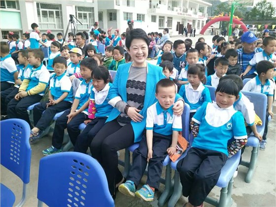 “災后重建 精準扶貧 春暖童心”-壹品歐迪總經理陶秀娟女士與孩子們在一起！
